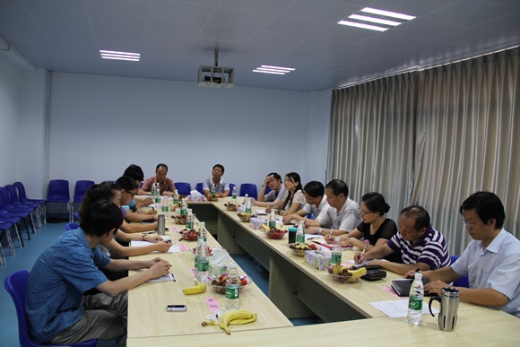 三峽職院領(lǐng)導和厚溥公司領(lǐng)導層會(huì )議討論現場(chǎng)