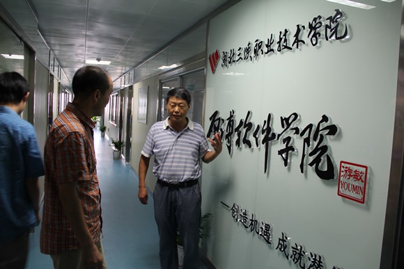 校長(cháng)游敏（右一）、董事長(cháng)陳相陽(yáng)（右二）查看教學(xué)場(chǎng)所